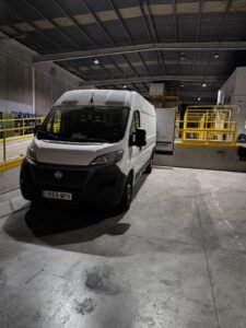Furgoneta para realizar los servicios de JDM Transportes