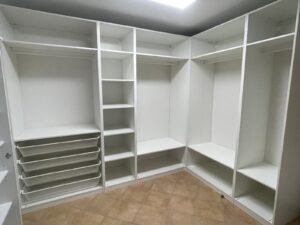 Montaje de vestidor de ropa realizado por JDM Transportes