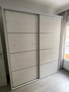 Montaje de mueble color madera realizado por JDM Transportes