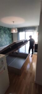 Nuestros técnicos montando un canapé de cama realizado por JDM Transportes